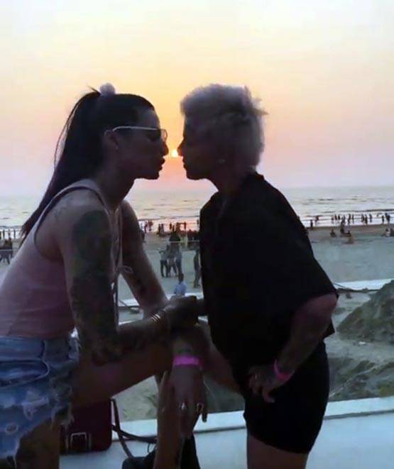 PHOTOS में देखें बानी ने कैसे किया फीमेल फ्रेंड को KISS