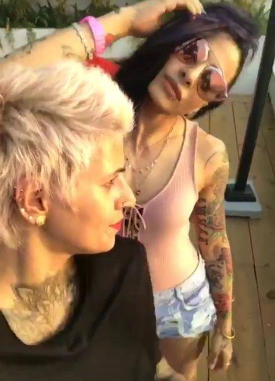 PHOTOS में देखें बानी ने कैसे किया फीमेल फ्रेंड को KISS