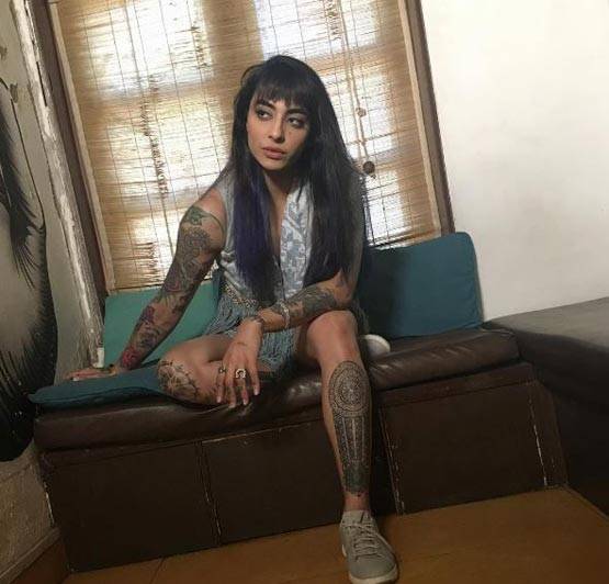 PHOTOS में देखें बानी ने कैसे किया फीमेल फ्रेंड को KISS