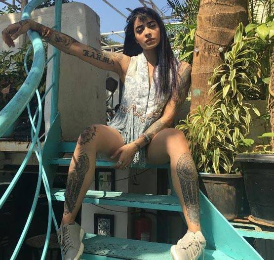 PHOTOS में देखें बानी ने कैसे किया फीमेल फ्रेंड को KISS