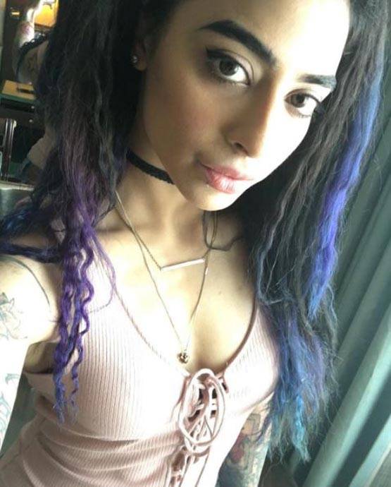 PHOTOS में देखें बानी ने कैसे किया फीमेल फ्रेंड को KISS