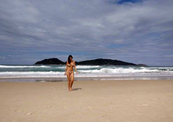 'मस्तीजादे' की ये एक्ट्रेस बिकिनी पहन ऐसे कर रही है मस्ती...