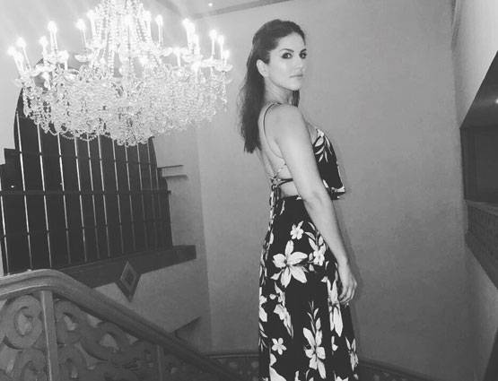 बीच पर रोमांस करतीं सनी लियोनी, शेयर की ऐसी PHOTOS