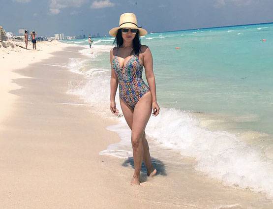 बीच पर रोमांस करतीं सनी लियोनी, शेयर की ऐसी PHOTOS