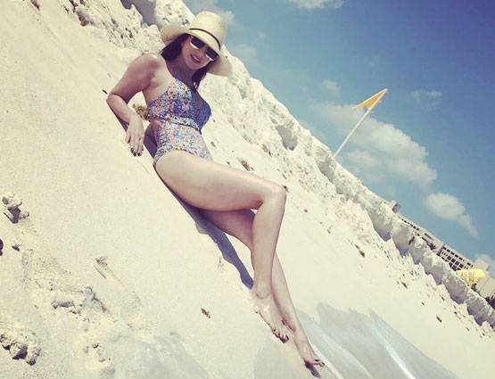 बीच पर रोमांस करतीं सनी लियोनी, शेयर की ऐसी PHOTOS