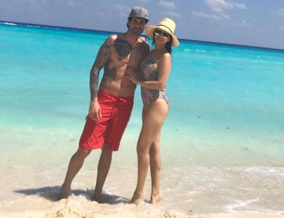 बीच पर रोमांस करतीं सनी लियोनी, शेयर की ऐसी PHOTOS