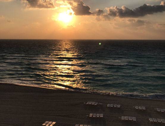 बीच पर रोमांस करतीं सनी लियोनी, शेयर की ऐसी PHOTOS