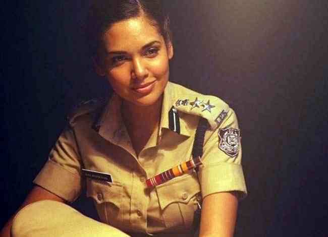 PHOTOS: पुलिस यूनिफॉर्म में कौन बेहतर-प्रियंका या तब्बू