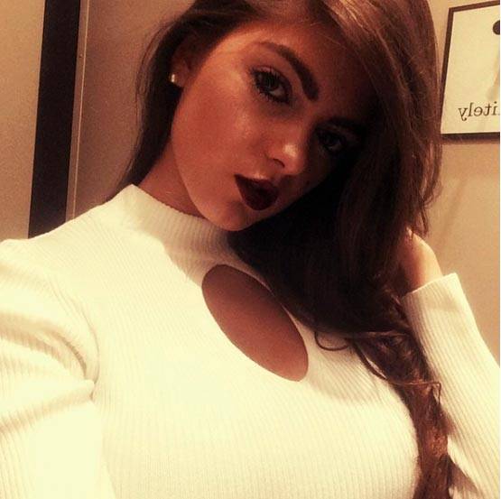 'अधिक खूबसूरती की वजह से' नौकरी से निकाल दी गई यह महिला