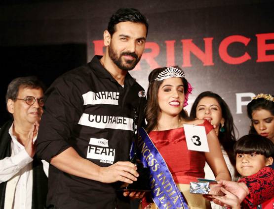 रैंप पर लौटे जॉन, इन स्पेशल गर्ल्स के साथ किया वॉक