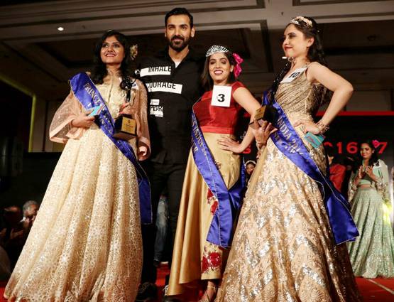 रैंप पर लौटे जॉन, इन स्पेशल गर्ल्स के साथ किया वॉक