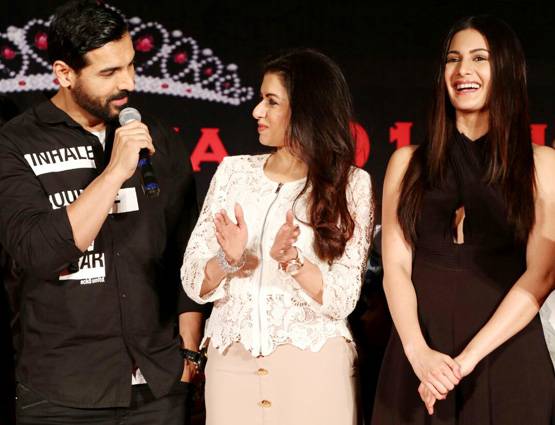 रैंप पर लौटे जॉन, इन स्पेशल गर्ल्स के साथ किया वॉक