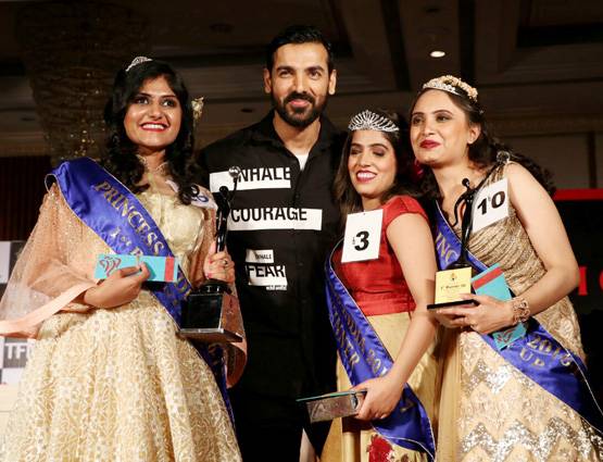 रैंप पर लौटे जॉन, इन स्पेशल गर्ल्स के साथ किया वॉक