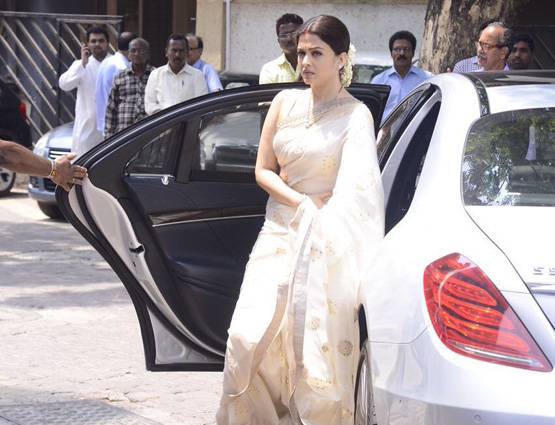 PHOTOS: पापा की तेरहवीं में ऐसी दिखीं ऐश्वर्या