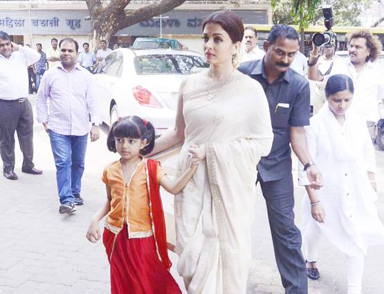 PHOTOS: पापा की तेरहवीं में ऐसी दिखीं ऐश्वर्या