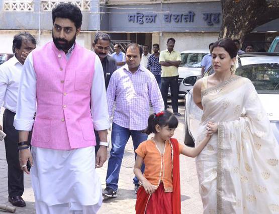 PHOTOS: पापा की तेरहवीं में ऐसी दिखीं ऐश्वर्या