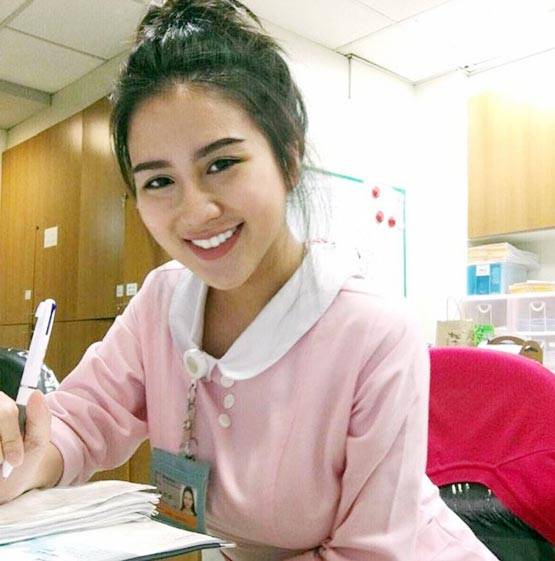 'दुनिया की सबसे सेक्सी नर्स', शेयर करती है ऐसी हॉट PHOTOS