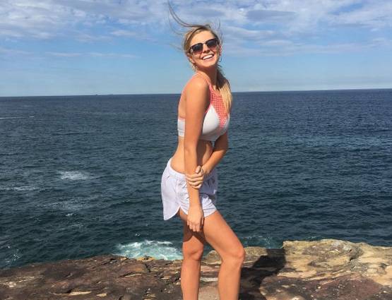 शूटिंग कर रही थी ब्यूटी क्वीन, तभी इस जानवर ने दे मारी लात