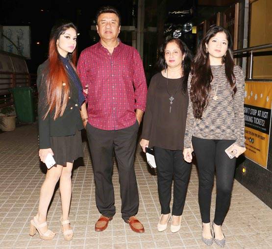 'बद्रीनाथ की दुल्हनिया' देखने शाहिद के भाई के साथ आई श्रीदेवी की बेटी!