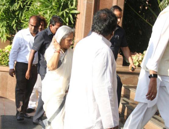 ऐश्वर्या के पिता के चौथे पर श्रद्धांजलि देने पहुंचा बच्चन परिवार...