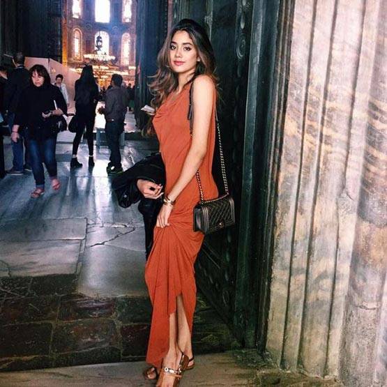 बॉयफ्रेंड्स से लेकर ब्यूटी- किसी मामले में कम नहीं श्रीदेवी की बेटी