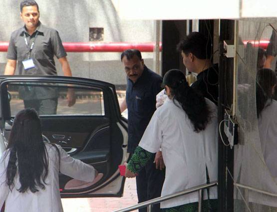 PHOTOS: करण जौहर के जुड़वां बच्चों की पहली झलक...