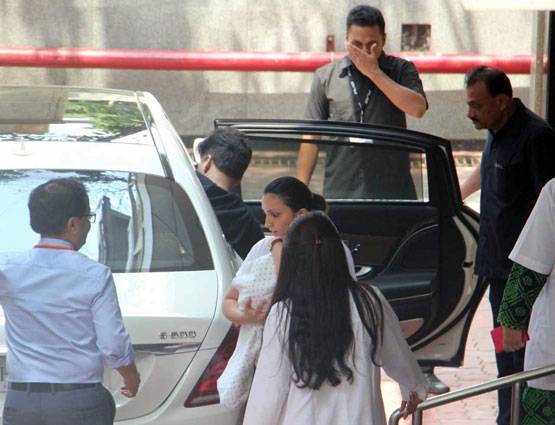 PHOTOS: करण जौहर के जुड़वां बच्चों की पहली झलक...