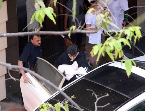 PHOTOS: करण जौहर के जुड़वां बच्चों की पहली झलक...