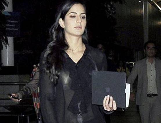 13 PHOTOS: बॉलीवुड एक्ट्रेस ने ट्रांसपेरेंट ड्रेस पहन किया बवाल