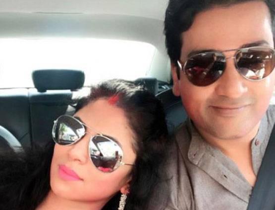 चंद्रमुखी चौटाला ने पति के साथ मनाई होली, देखें PHOTOS