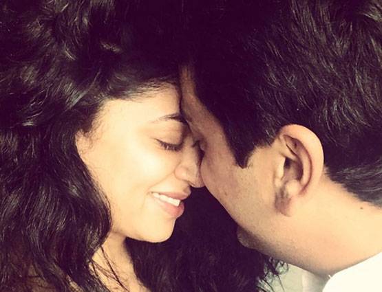 चंद्रमुखी चौटाला ने पति के साथ मनाई होली, देखें PHOTOS