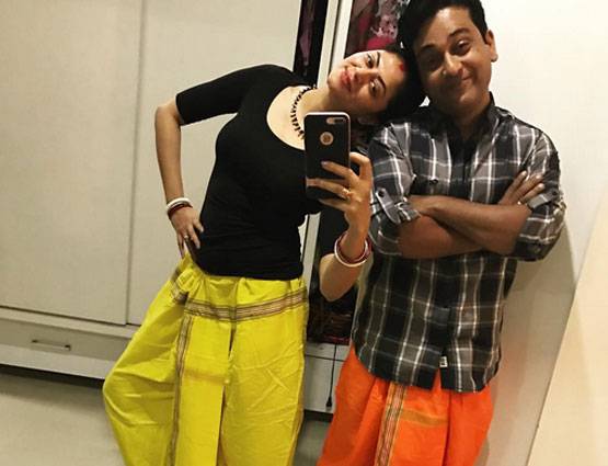 चंद्रमुखी चौटाला ने पति के साथ मनाई होली, देखें PHOTOS