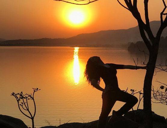 चंद्रमुखी चौटाला ने पति के साथ मनाई होली, देखें PHOTOS