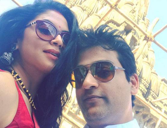 चंद्रमुखी चौटाला ने पति के साथ मनाई होली, देखें PHOTOS