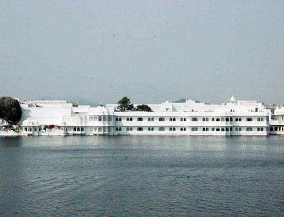 ये है लग्जरी ट्रेन महाराजा एक्सप्रेस, जानें कहां-कहां कराती है सैर