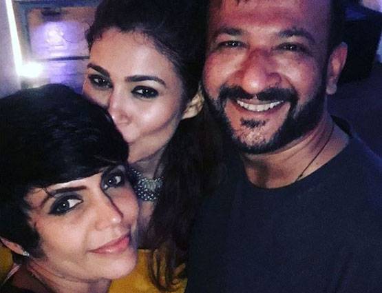 मंदिरा ने अपनी 'गर्लफ्रेंड' को किया किस, मचा बवाल