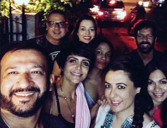 मंदिरा ने अपनी 'गर्लफ्रेंड' को किया किस, मचा बवाल