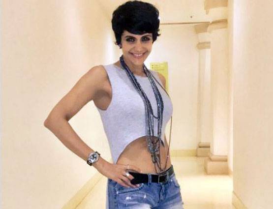 मंदिरा ने अपनी 'गर्लफ्रेंड' को किया किस, मचा बवाल