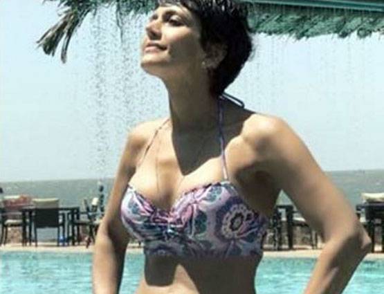 मंदिरा ने अपनी 'गर्लफ्रेंड' को किया किस, मचा बवाल