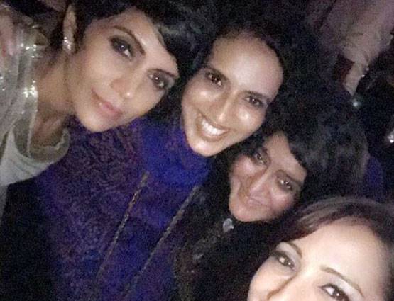 मंदिरा ने अपनी 'गर्लफ्रेंड' को किया किस, मचा बवाल