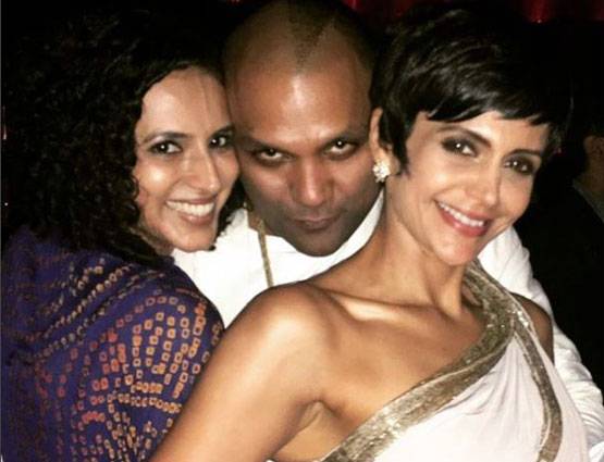 मंदिरा ने अपनी 'गर्लफ्रेंड' को किया किस, मचा बवाल