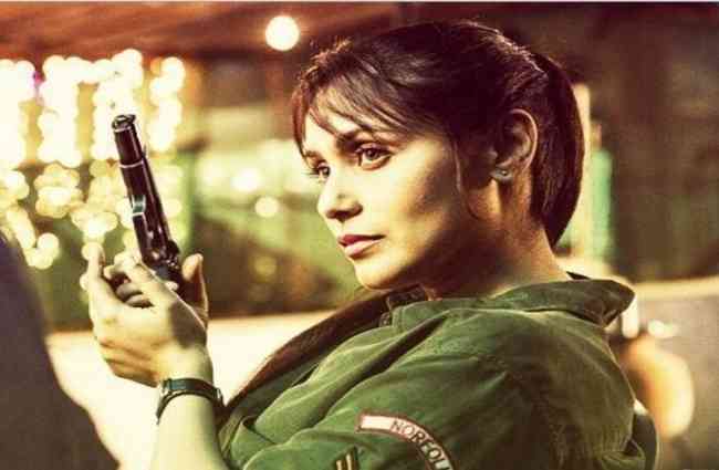 PHOTOS: पुलिस यूनिफॉर्म में कौन बेहतर-प्रियंका या तब्बू