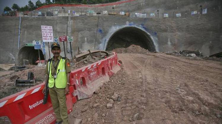 12 PHOTOS में देखें देश की सबसे लंबी सुरंग, ऐसे रोज बचाएगी 27 लाख