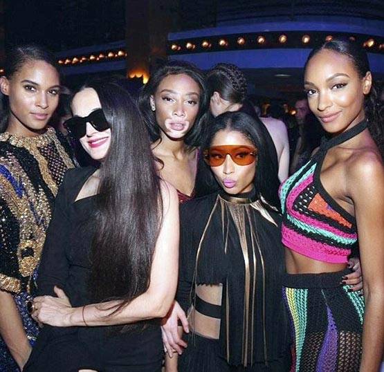 फैशन शो में ही हाफ टॉपलेस हो गई ये लड़की, पहना था ऐसा टॉप