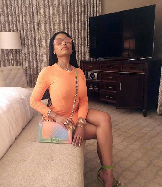 फैशन शो में ही हाफ टॉपलेस हो गई ये लड़की, पहना था ऐसा टॉप