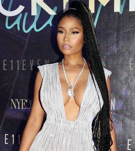 फैशन शो में ही हाफ टॉपलेस हो गई ये लड़की, पहना था ऐसा टॉप