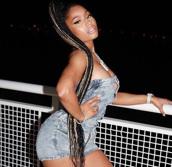 फैशन शो में ही हाफ टॉपलेस हो गई ये लड़की, पहना था ऐसा टॉप