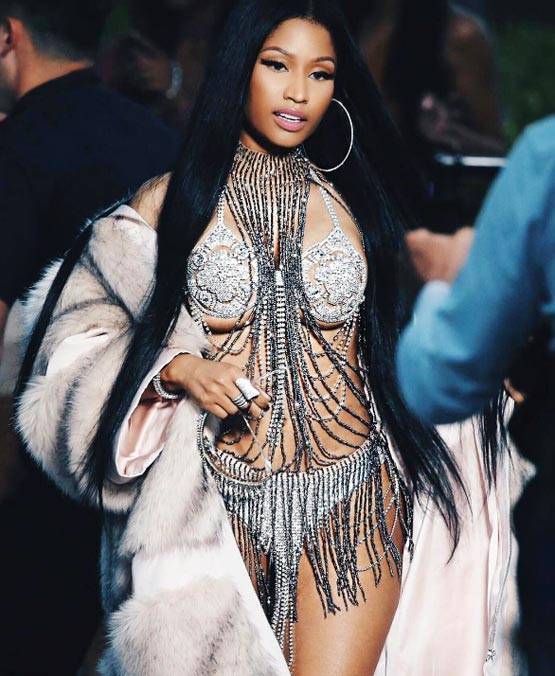 फैशन शो में ही हाफ टॉपलेस हो गई ये लड़की, पहना था ऐसा टॉप