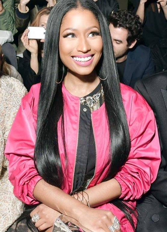 फैशन शो में ही हाफ टॉपलेस हो गई ये लड़की, पहना था ऐसा टॉप