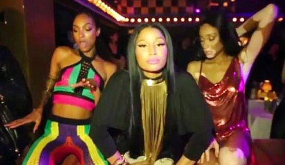 फैशन शो में ही हाफ टॉपलेस हो गई ये लड़की, पहना था ऐसा टॉप